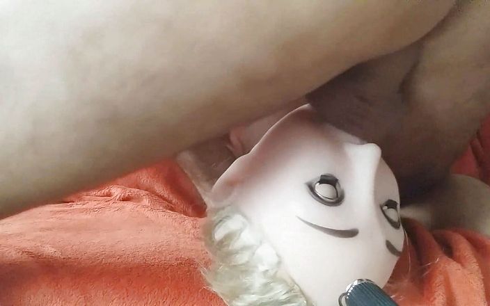 Naxy: Нова іграшка блондинки - сперма їй в горло