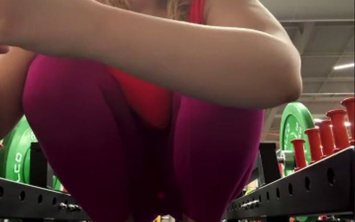 JuiceLussie: Sexy Girl Training in the Gym so Hot