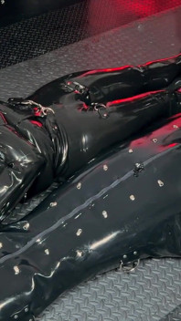Mistressae Sessions con la principessa bambola di gomma in lattice: sborra bianca su lattice nero