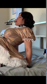 La cameriera sissy cavalca la sua bambola in castità e ha una sissygasm