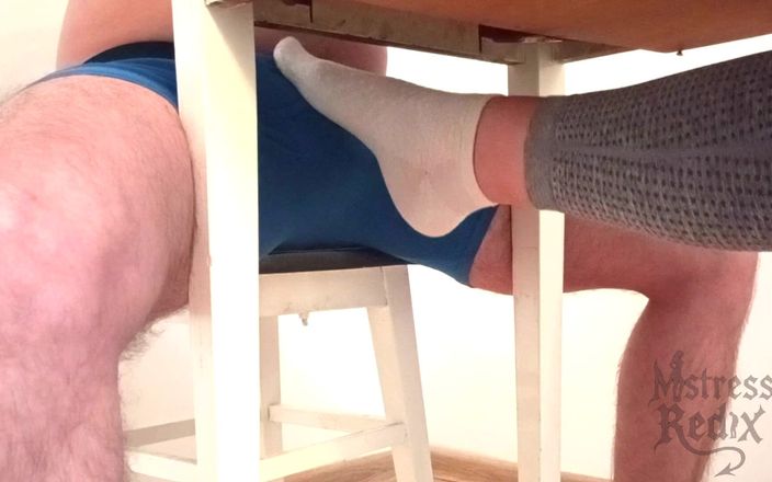 Mistress Redix: Sokbeurt en geruïneerd orgasme onder tafel