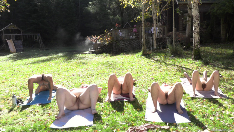 Brooke Casey: Behaarte lesbische nacktyoga