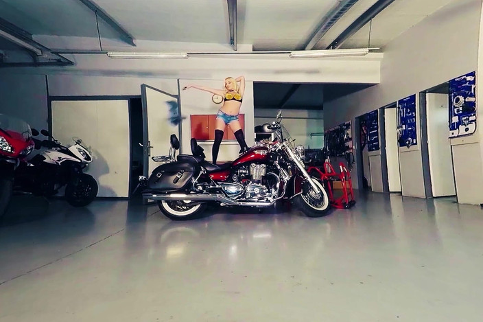 Bikes And Babes TV: Daisy Lee v Moto Garáži