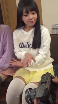 Pengunjung flirty dalam skirt pendek menjemput saya masuk, sudut pandangan pertama bertukar menjadi panas dengan mainan dan relentless pace bahagian 1