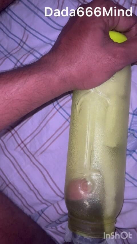 Zingaa: Băiat care folosește pizda cu sticlă de apă - se fute