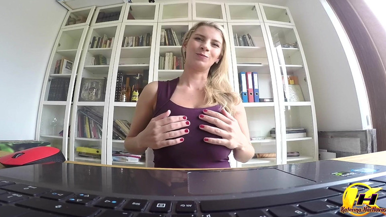 Katerina Hartlova: Pertunjukan online masturbasi di kantorku ke laptopku