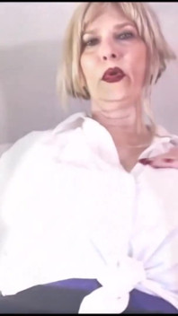 Vecina matură îi taie părul tânărului, devine mult prea fierbinte!