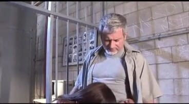 CBD Media Interracial: 巨乳黒檀は彼女のタイトな細かい猫を舐め、古い白い男に犯されます