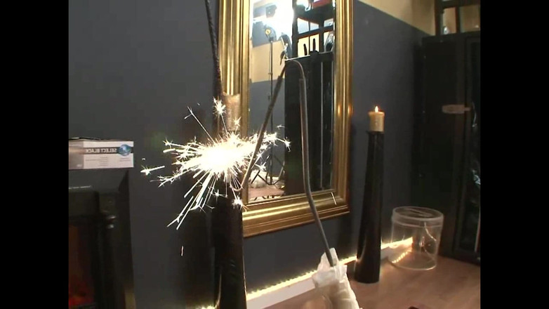 Absolute BDSM films - The original: Sahibe istekli kölesine itaat etmelerini emrediyor