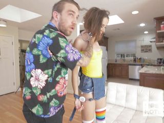 Hookup Hotshot: Тупой юной шлюхе вонзил в ее очко мужик, которого она встретила онлайн