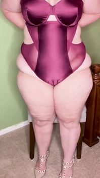 BBW wyskakuje balony, jak ona wysadza je w górę Zachęcając do szarpania się i spust na jej komendę