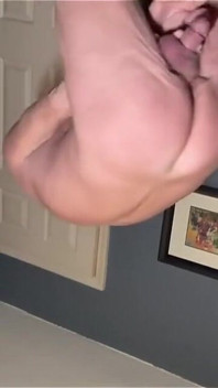 裸体玩耍并开始滴水 precum