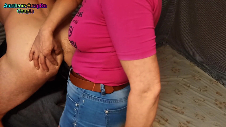 Skowirowi: Eigengemaakte nachtelijke sessie enorme dildo diep anaal van achteren beukend.