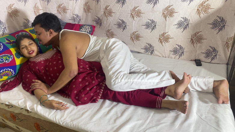Desi Indian Wife: Возбужденная индийская жена дези с большими сиськами занимается сексом с мужем