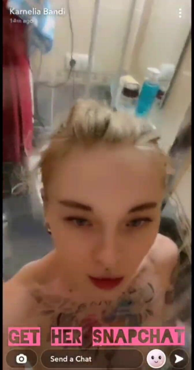 Karneli Bandi: Sexy tělo ve sprše