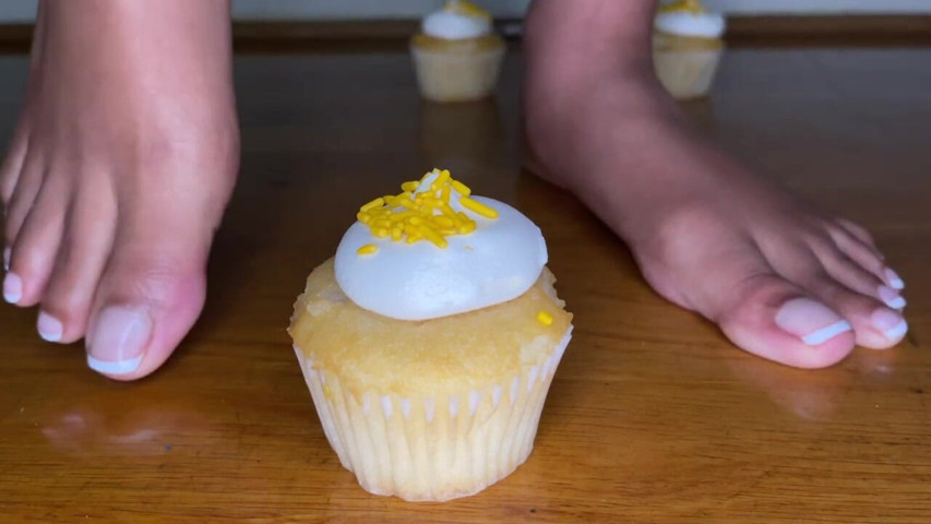 Ebony Girl Smashes Cupcakes with Her Feet (Pink Foxx) Ebony Girl Smashes Cupcakes with Her Feet (Pink Foxx)