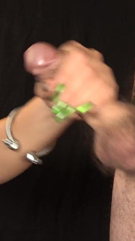 My Stepsister and Me Play to Relay in This Handjob Until I Cum on Her Lips and Drips Onto Her Nails. Full Video.
