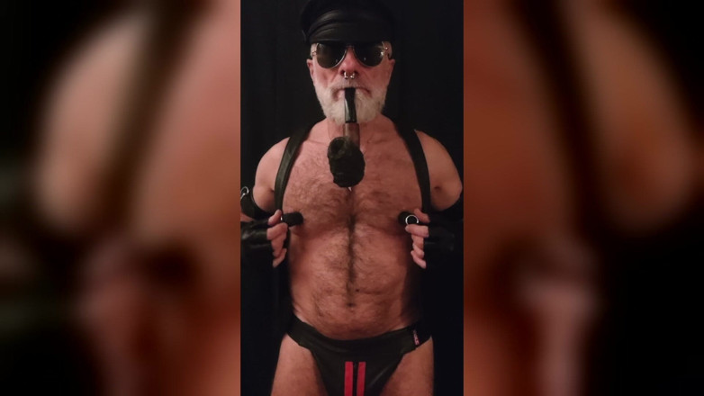 MusclesCigarsFFPig: Pipedad Is a Nipple Pig