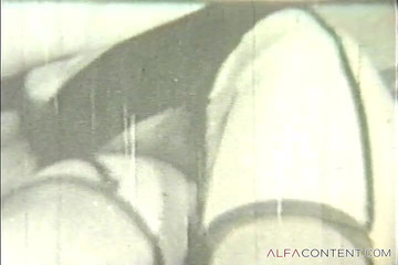 Alfa Planet: Si rambut coklat seksi dalam stoking suka menghisap zakar tebal