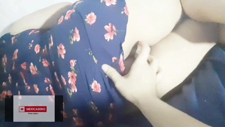 Mexicasero: Мачеха моего друга остается в моем доме в потрясающем синем платье.