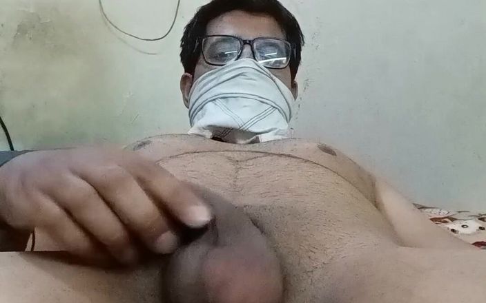 Rockko234: Soț indian homosexual care își arată pula maro pe pat