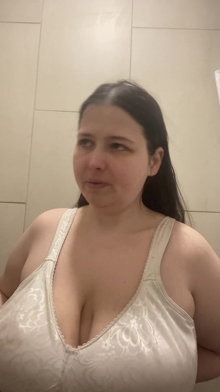 MissChrystalline: Czat, Sex Talk, Zobacz moje piersi i cipkę