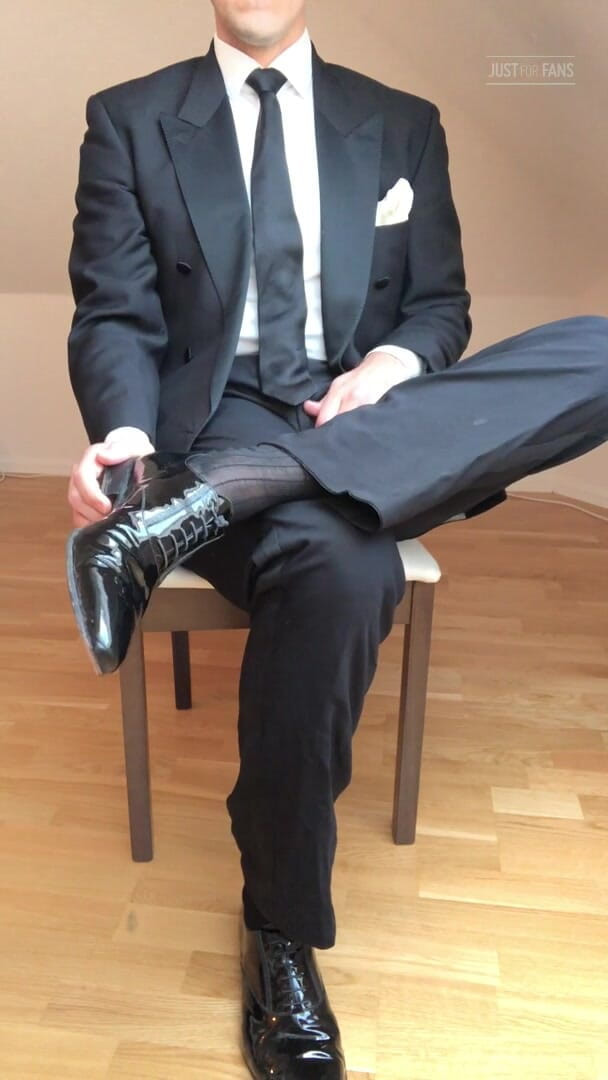 Master Shiny Shoes: Paja en traje negro