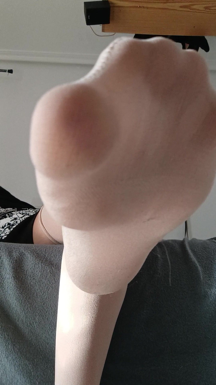 Softbrattypuppy: Uctívejte moje nylonové punčochy a nohy