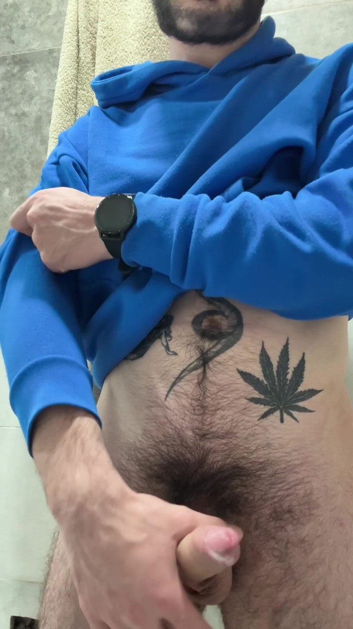 ARevaza: レヴァズは彼女のペニスをマスターベーションし、射精する