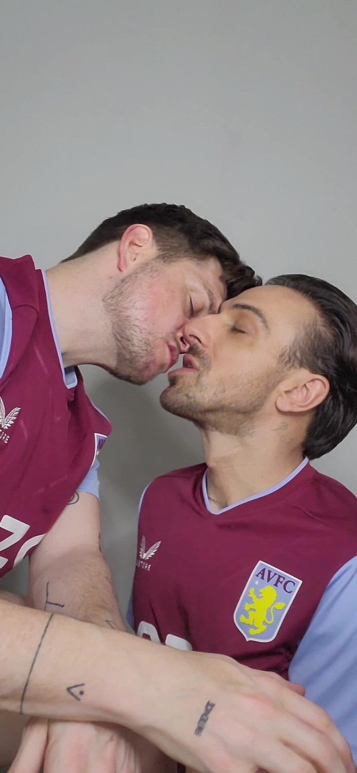 Twotwinkhusbands: Des étalons britanniques snog dans la villa kit jusqu’à ce qu’ils...