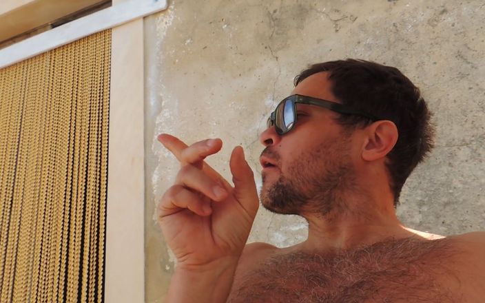 Chemanuchao: Se masturbează goală în curtea casei
