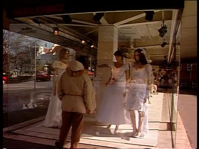 Lucky Cooch: Brunette schoonheid geeft een interview buitenshuis in Duitse vintage video