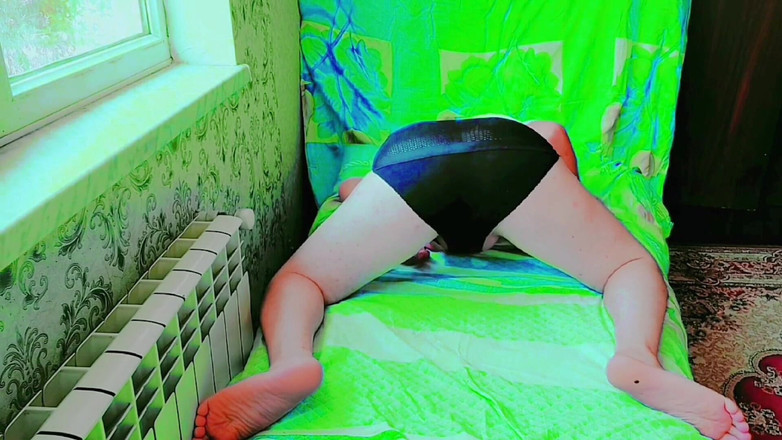 Kitty_Cross: Милый сисси держит в руках мягкими руками пастель