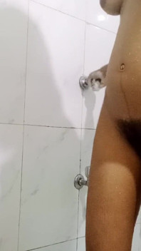 Pissende video Aziatische tiener pist tijdens het baden deel 01