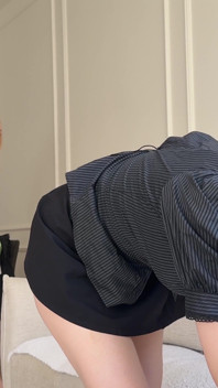 Üvey anne arkadaşının üvey kızına dildosunu kullanarak nasıl boşalmasını öğretiyor!