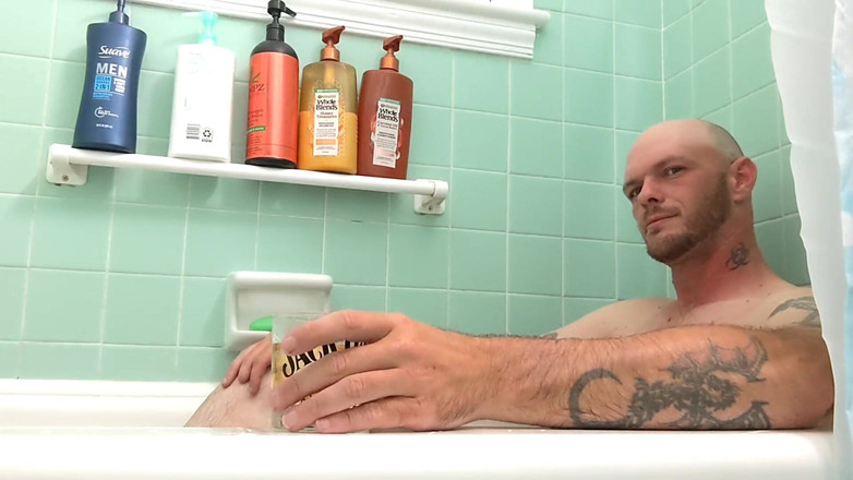 Codi Bonez: Sega nella vasca da bagno