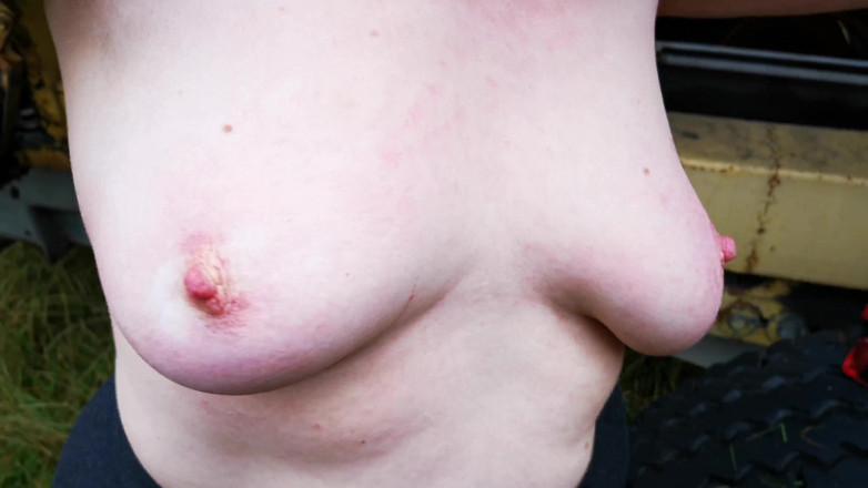Bouncy Tits Action: Tetas desnudas son abofeteadas en las calles