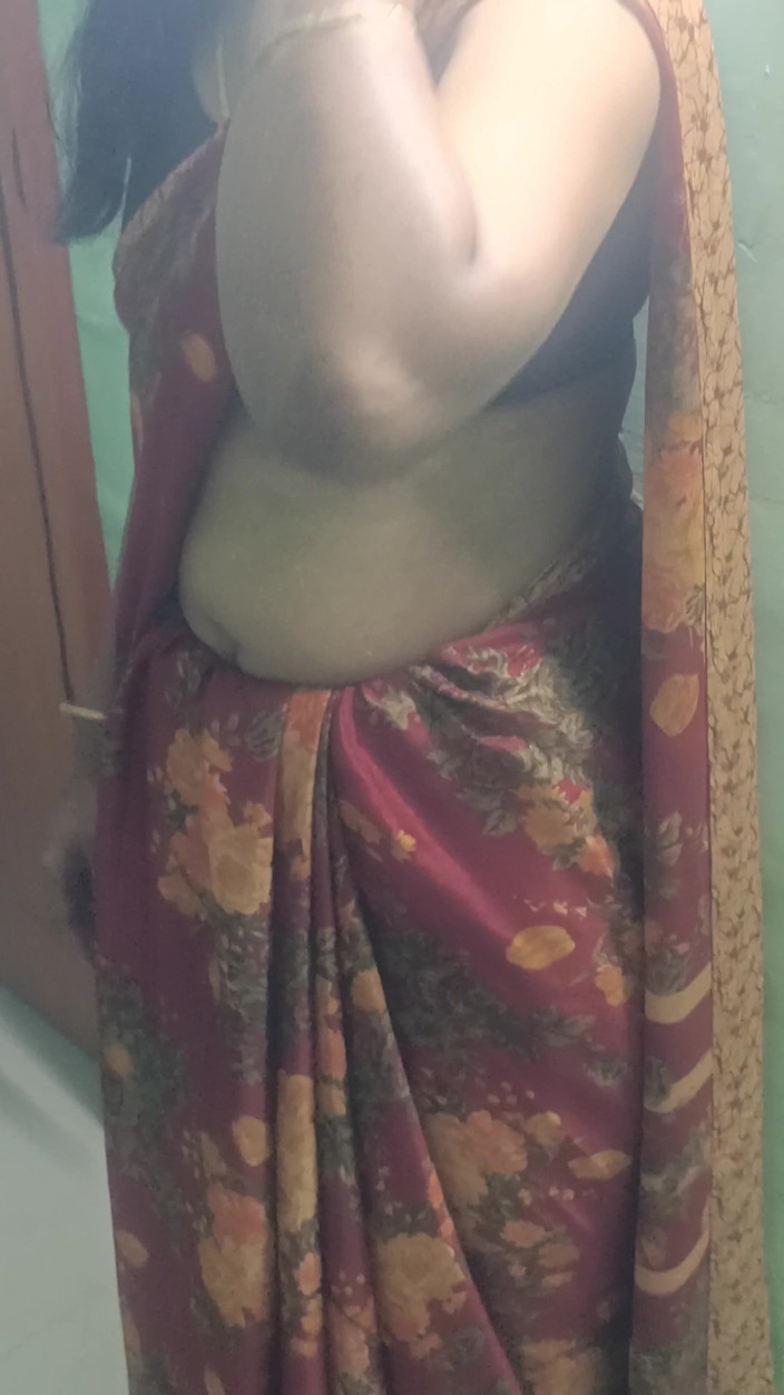 Inba: Nauczycielka Chennai College Saree Sanding Romance w Pensjonacie