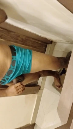 Indien / un mec desi musclé exhibe une grosse bite noire / Lund, éjaculation en solo...