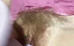 딜도 POV에 뚫리는 동안 손가락으로 발정난 섹시한 밀프에서 분출