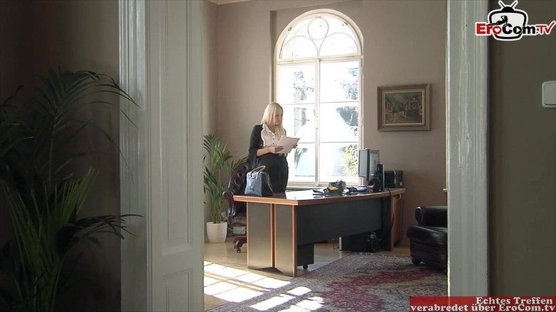 EroCom: Bos blonde menggunakan salah seorang pekerjanya untuk seks di pejabat