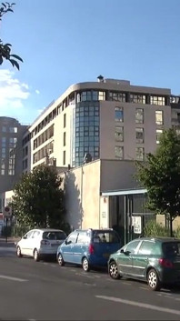 Phoebe, mollige en rondborstige slet, krijgt haar kont geneukt