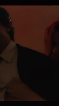 Aurora Snow používá každou díru svého těsného porno těla v šukání zadku