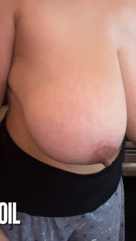 Seins savoureux et huile 4k