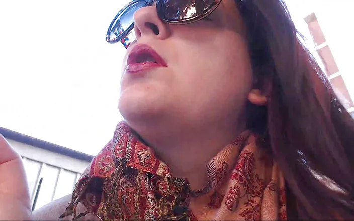 Nicoletta Embassi: Red lipstick fetish