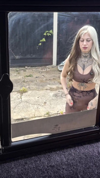 La piccola teen tatuata lila scopre di ama il cazzo più della figa sul bus smash bus