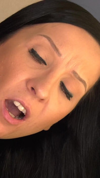 美丽丰满的熟女在在线会议前做爱
