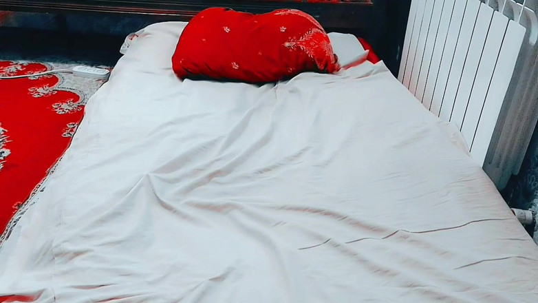 Kitty_Cross: Verbluffende trans-schoonheid die over een bril kijkt met Smirk