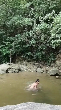 Temanku yang heteroseksual merekam aku melepas susuku di alam terbuka