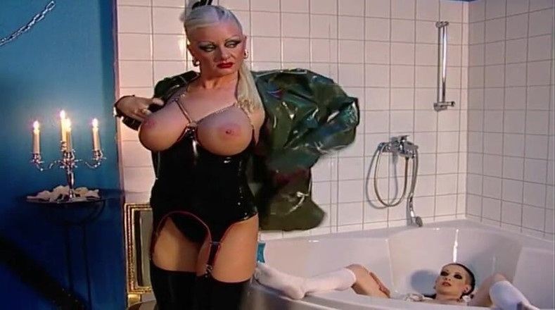 Absolute BDSM films - The original: Tette enormi e figa umiliante